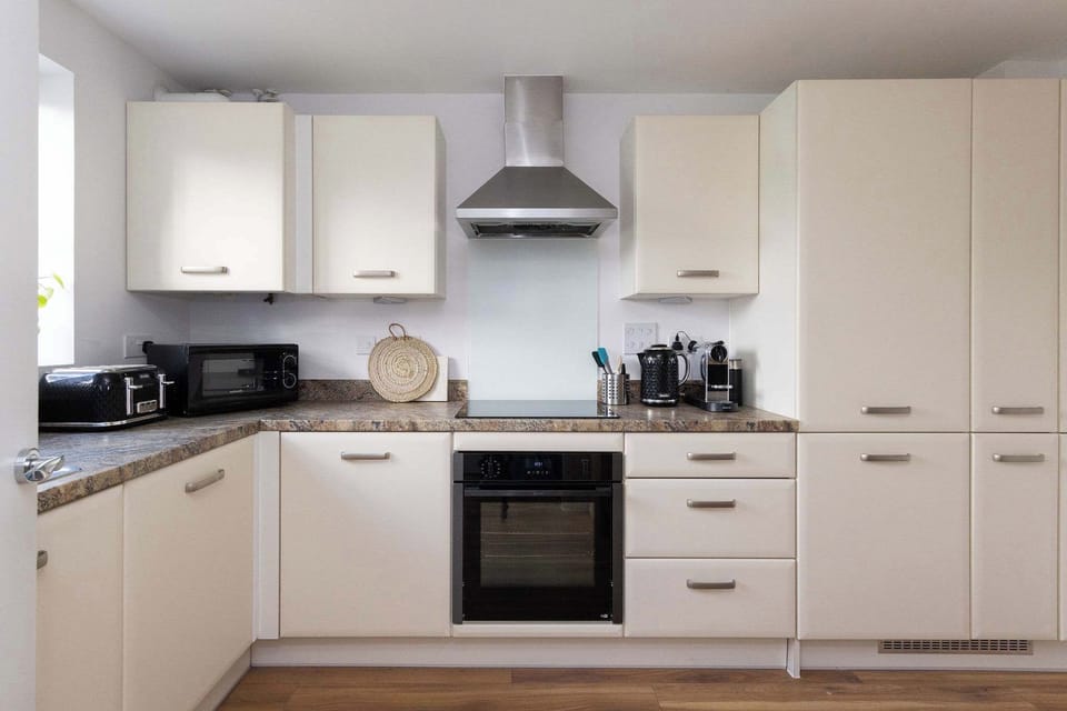 Fully-equipped kitchen with oven, hob, Nespresso coffee machine and dishwasher.