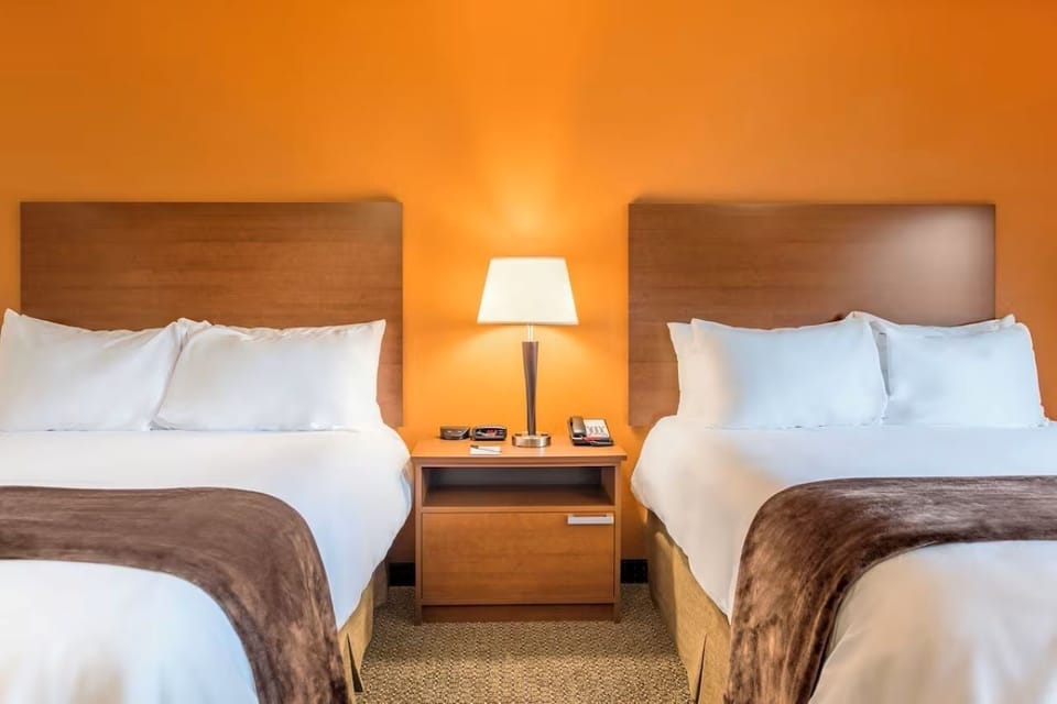 2 Queen bed and a night table and lamp in between