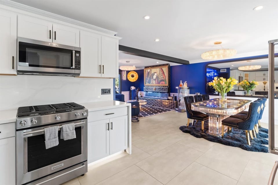 Whip up breakfast, brew your morning coffee, or channel your inner chef — this kitchen’s got everything you need (minus the Michelin star… for now). It’s the heart of the home and the flavor of your stay.
