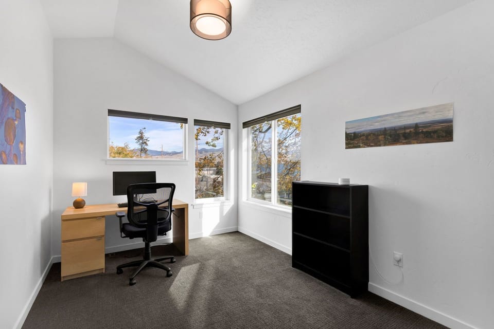 Corner room office with abundant light and mountain views
