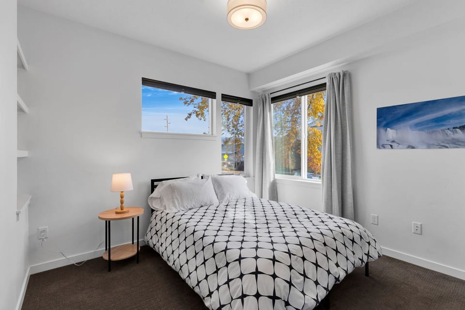 queen bedroom (2nd floor)
