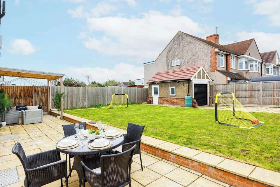 Garden at AV STAYS Short Lets & Serviced Accommodation