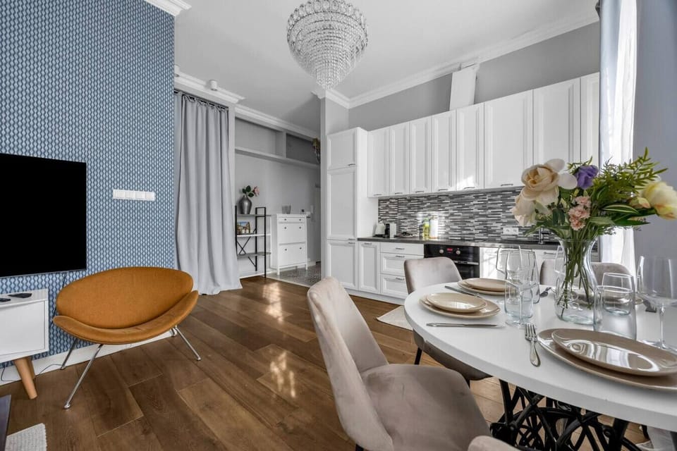 Cozy Two Bedroom Apartment in the Heart of Warsaw Old Town | Book Now with RENTUJEMY