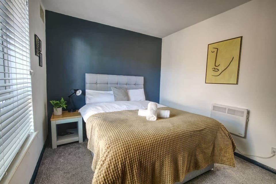 A cosy bedroom.