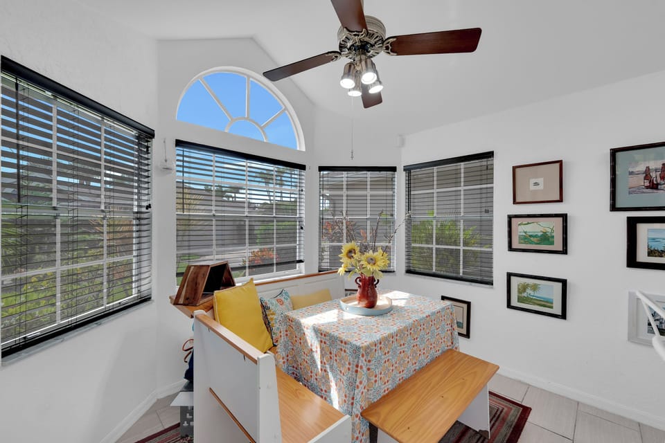 Breakfast nook at your monthly golf rental