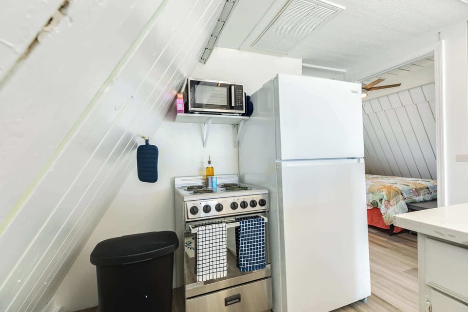 Fridge, microwave, oven 