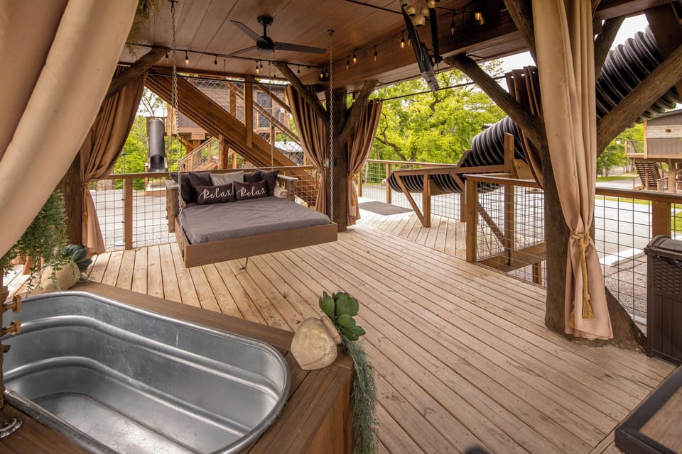 LOWER DECK - TREE-T-MENT CENTER LUXE TREEHOUSE - SANCTUARY TREEHOUSE RESORT - SMOKY MOUNTAINS 
