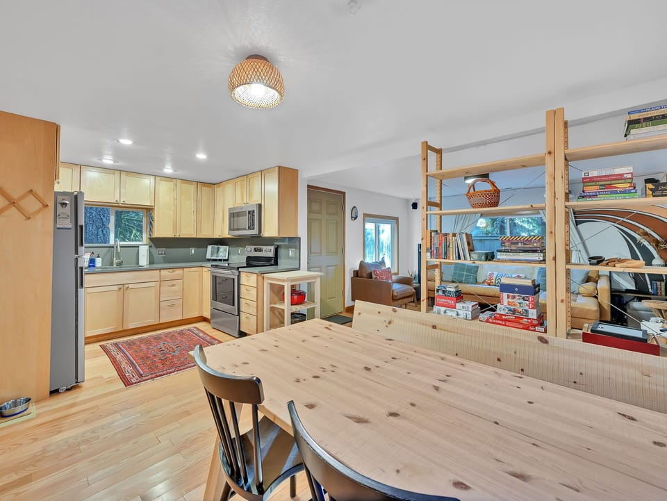 Little Chestnut Cabin-Dining & Kitchen