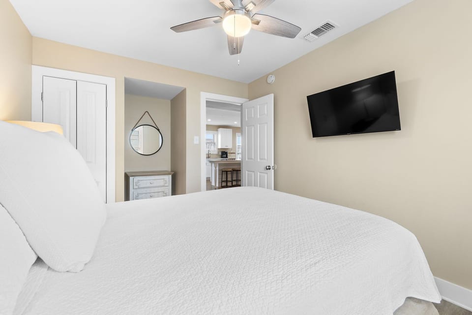 Guest bedroom 2 with flat-screen TV