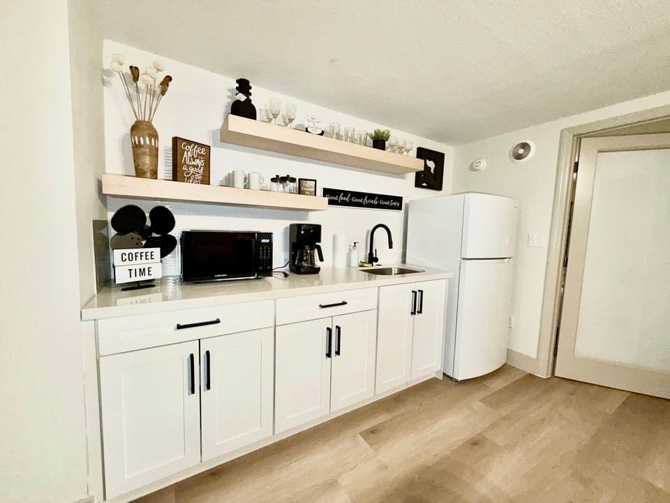 Secondary chef’s kitchen for effortless entertaining.
