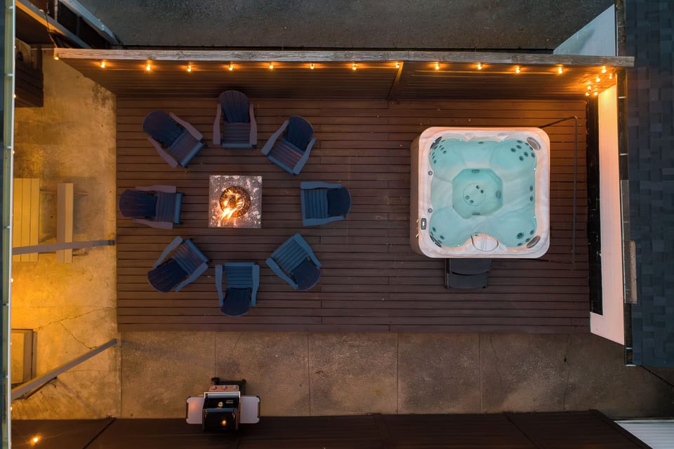 Outdoor Oasis: Unwind by the fire pit or relax in the hot tub!