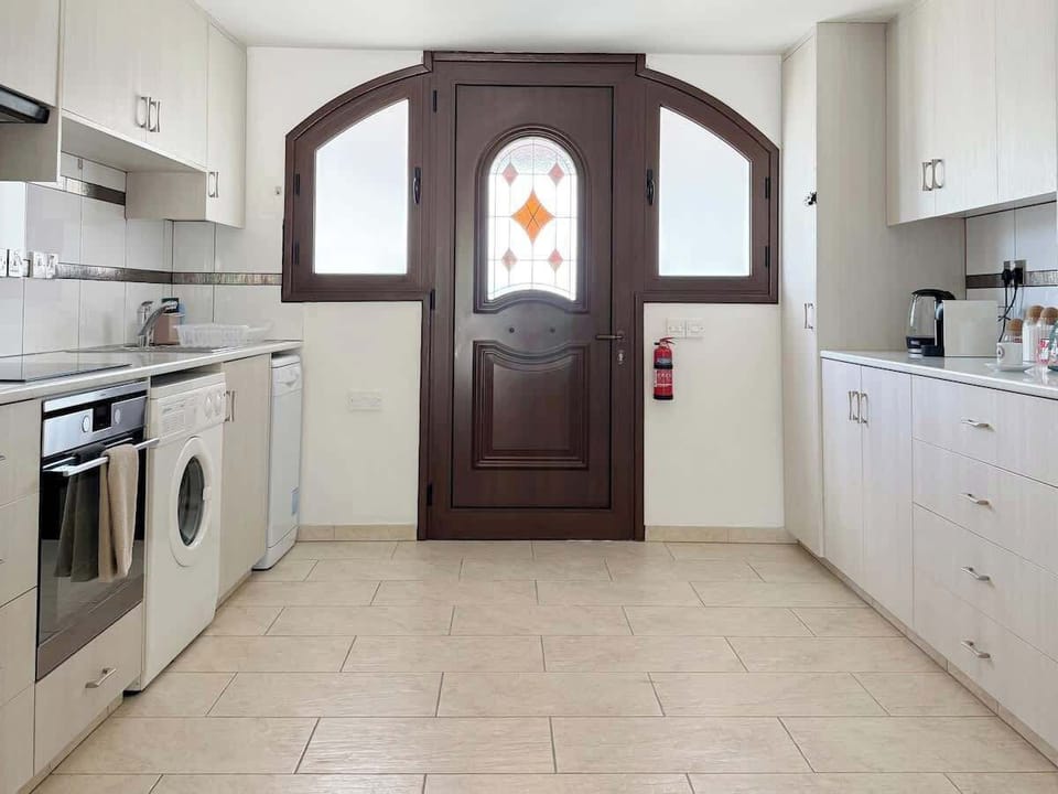 A fully equipped kitchen for short or long stays, with a dishwasher, washing machine, Nespresso machine, kettle, and toaster - everything you need to cook and enjoy home-style comforts during your stay in Larnaca.
