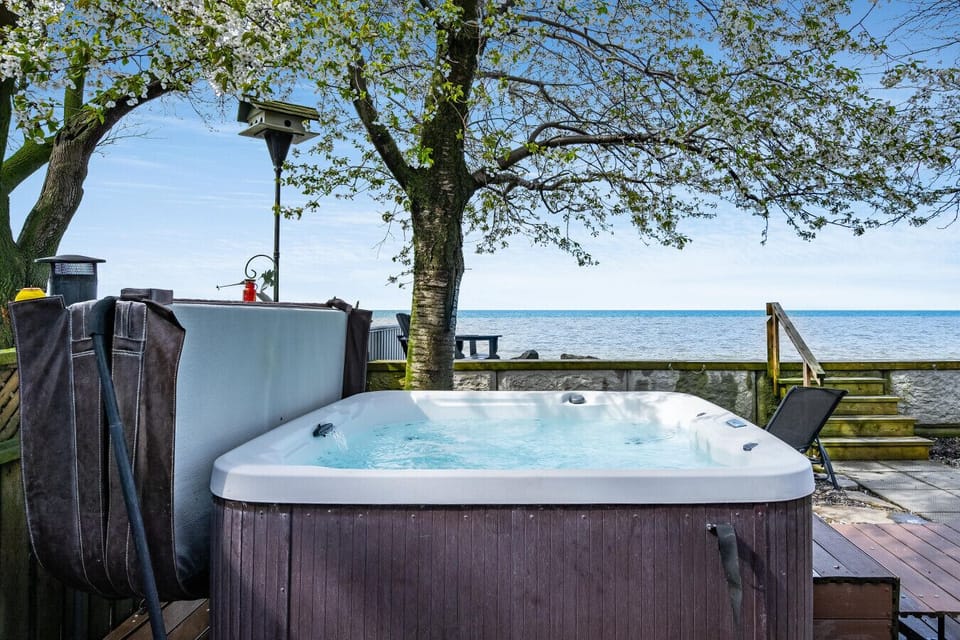 Kingfisher: lakeview hot tub