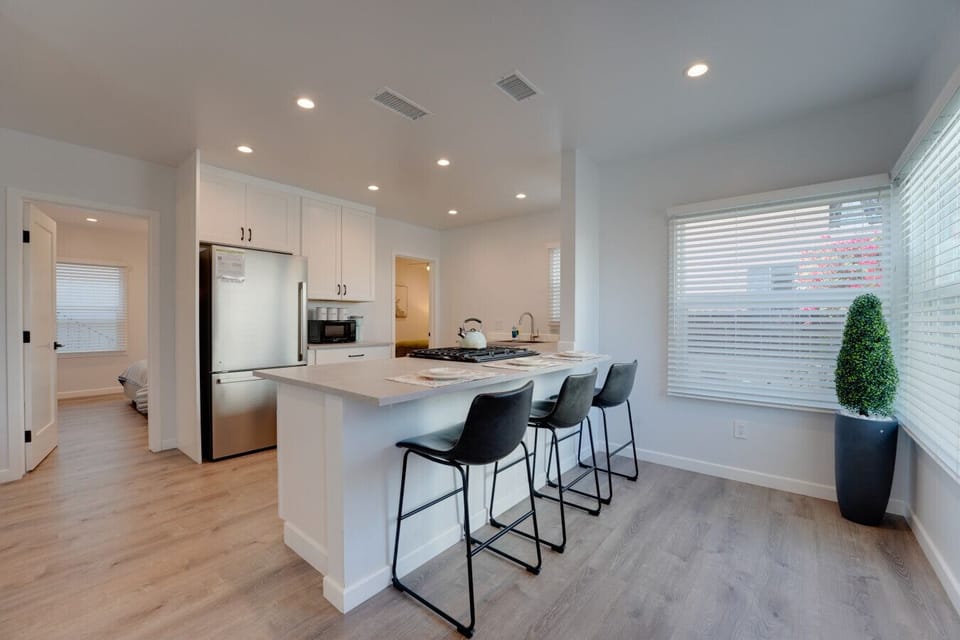 Kitchen counter seats 3!