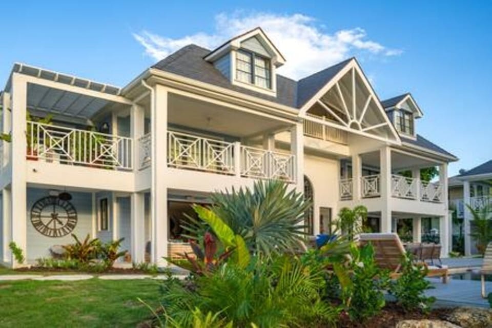 Outside view of Seastar House and Cottage.