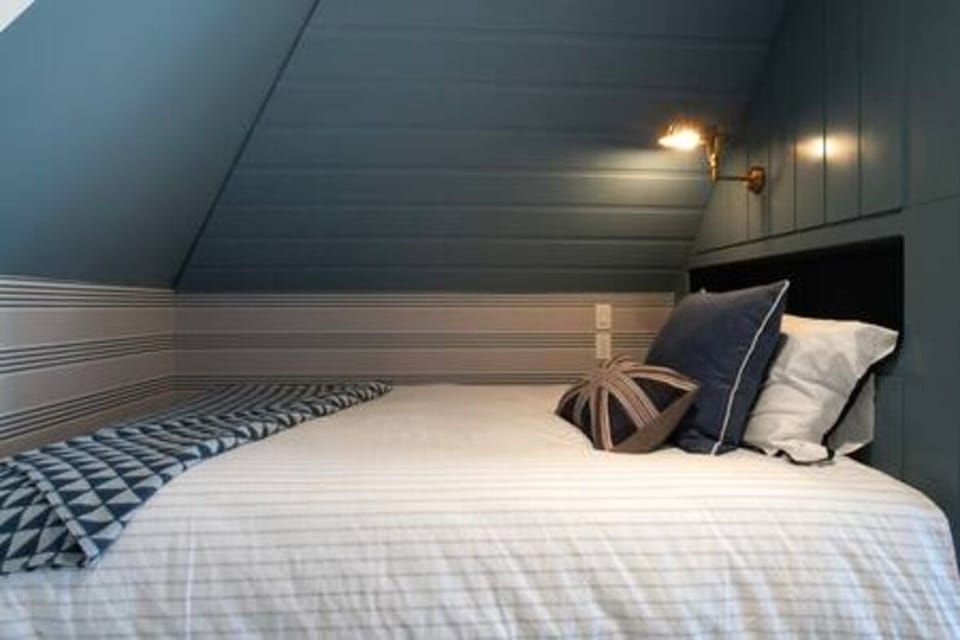 Bedroom 4 is located on the top floor and contains twin beds and its own en suite.  With garden views and its serene decor this is a relaxing space for guests to relax in.