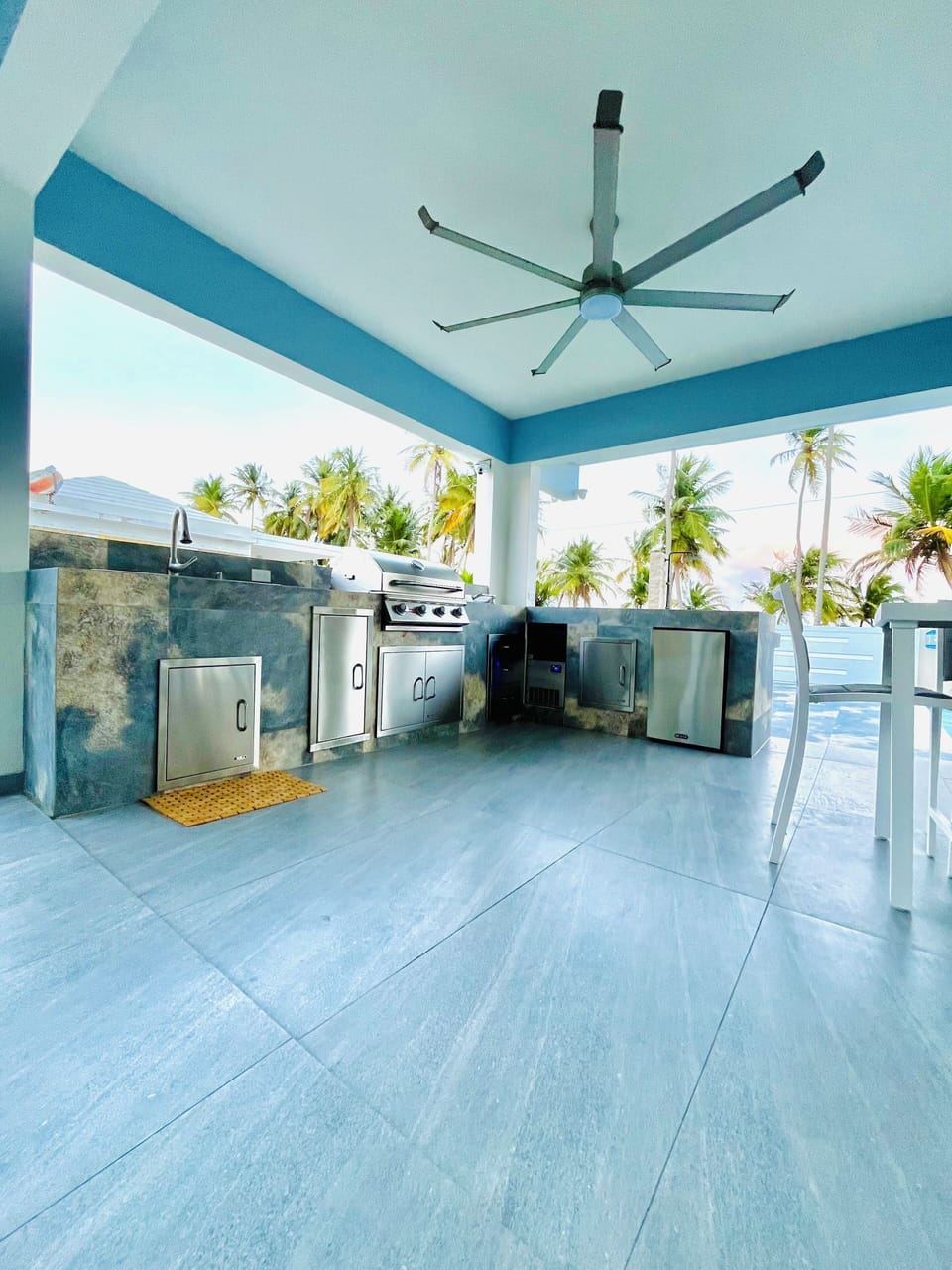 Outdoor Kitchen: Sink, BBQ, Ice Maker, Refrigerator
