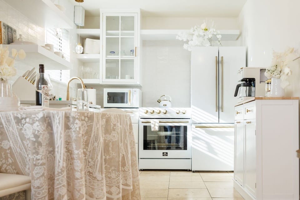 Dreamy white fully stocked kitchen