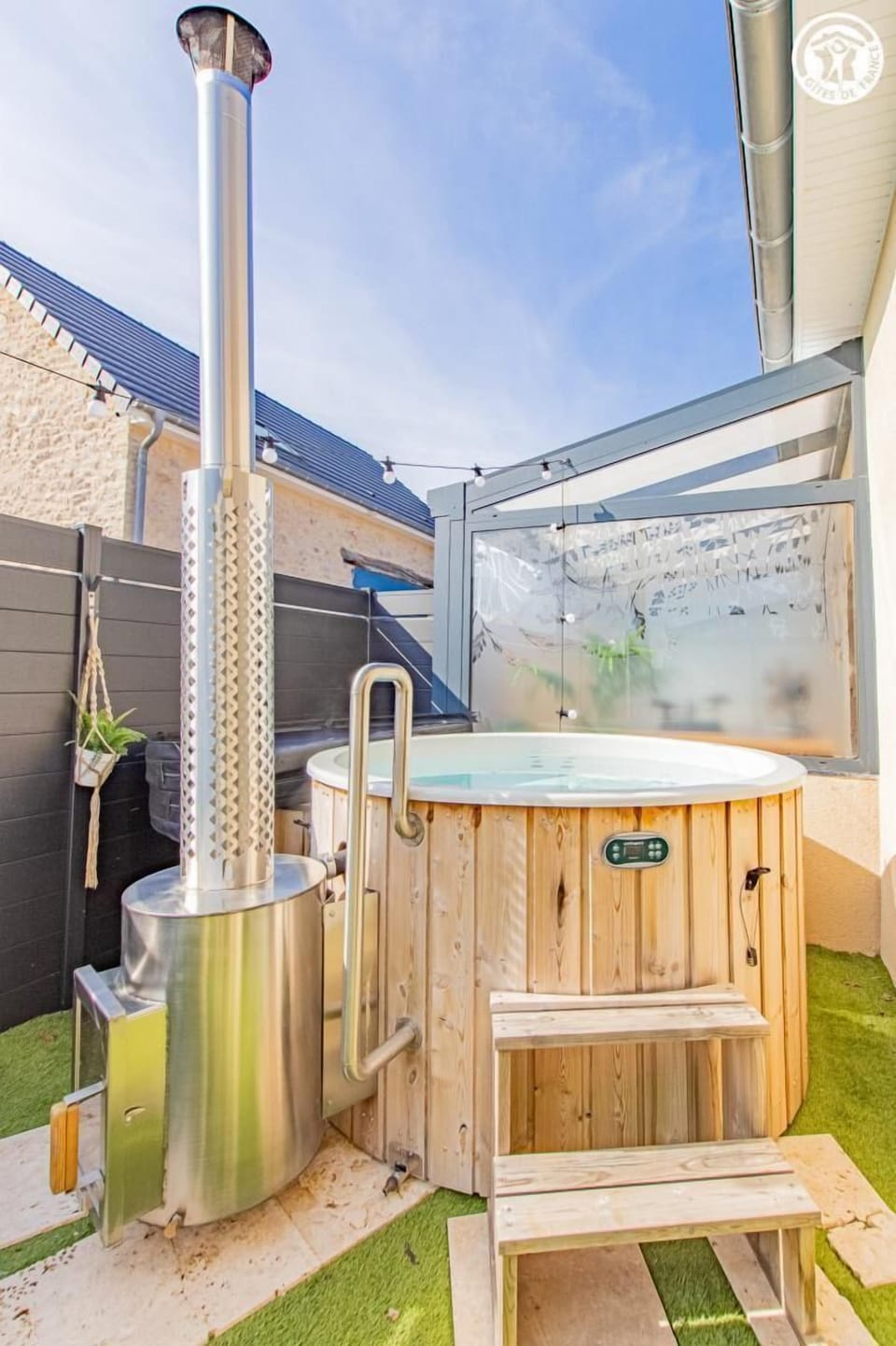 Outdoor spa tub