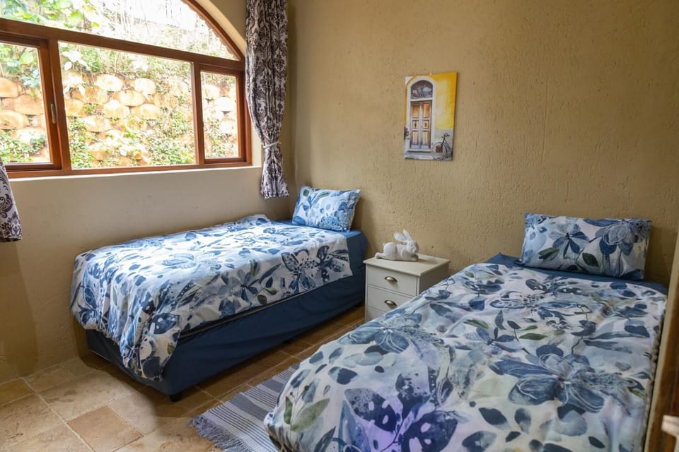 Bedroom 2 with twin beds