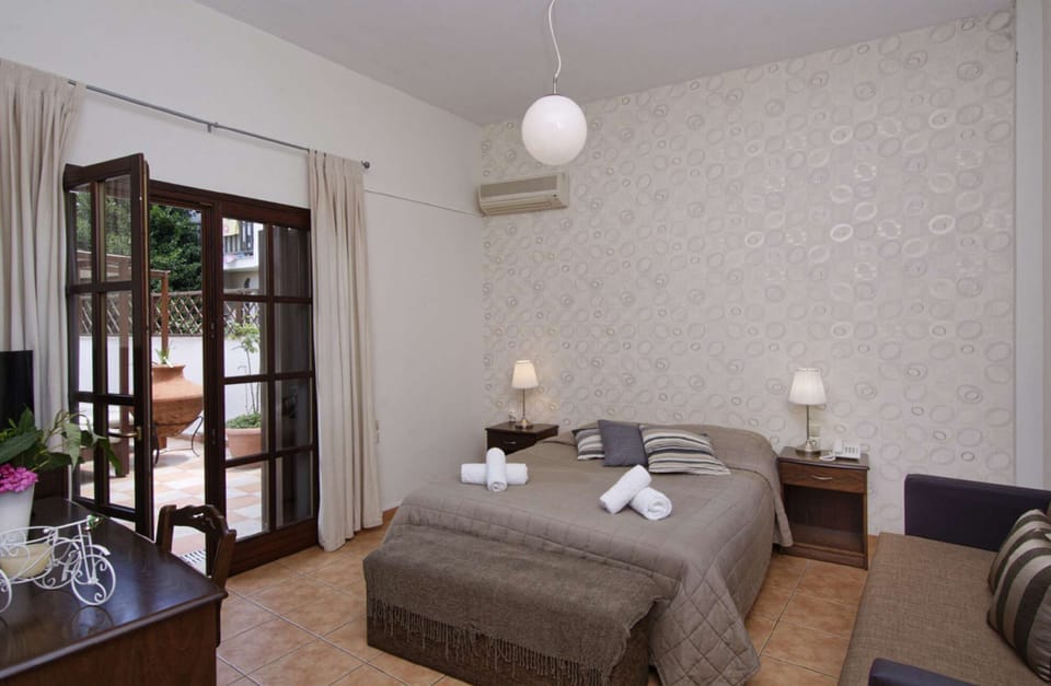 Bedroom of room on the ground floor # 1