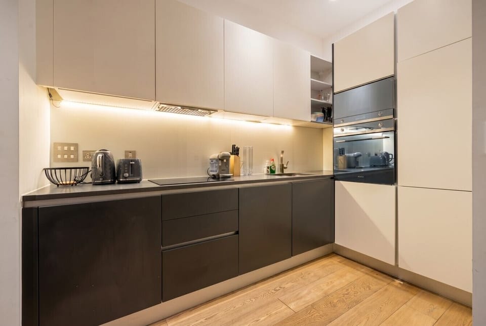 Full kitchen with oven, hob and everyday essentials ready.
