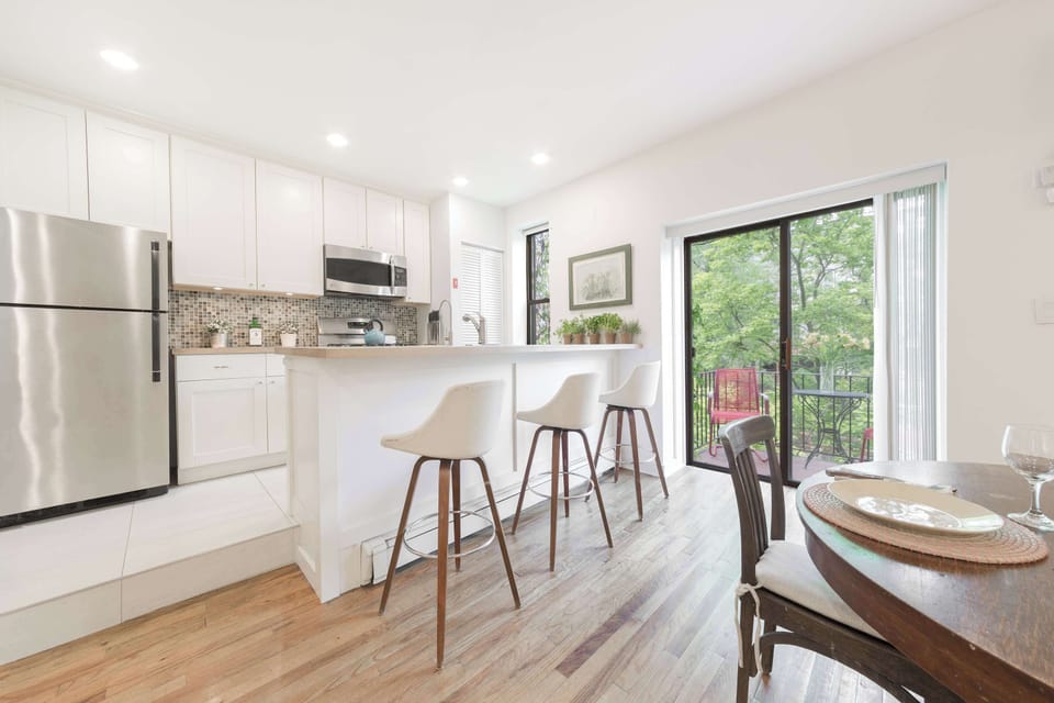 Breakfast bar as well as expandable table to seat 4-8.