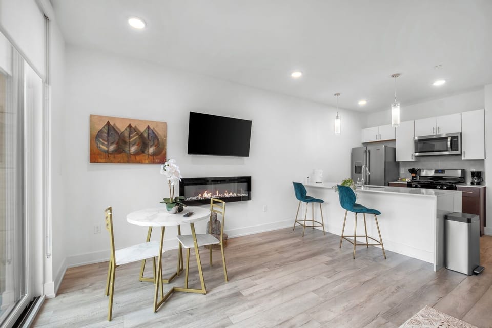 Dining arear with seating where you can enjoy fresh air and city views.