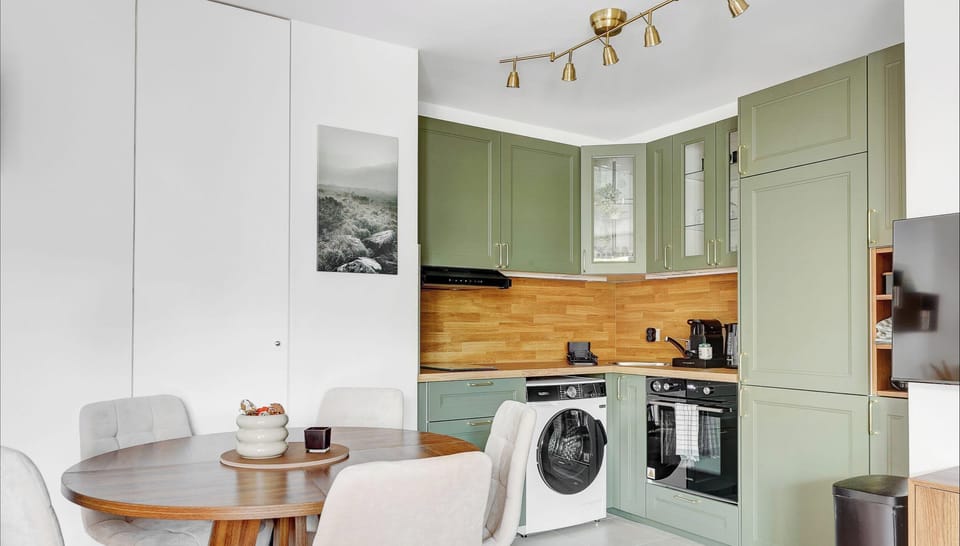 Cuisine ouverte, entièrement équipée avec des rangements fonctionnels et un coin repas convivial.