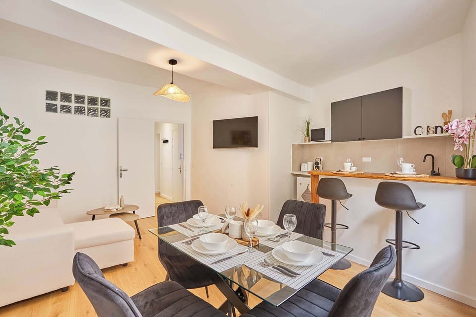 coin repas avec cuisine ouverte
