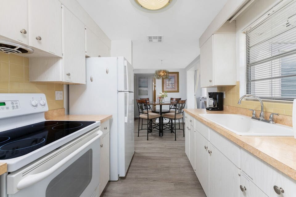 Kitchen/Dining Area
