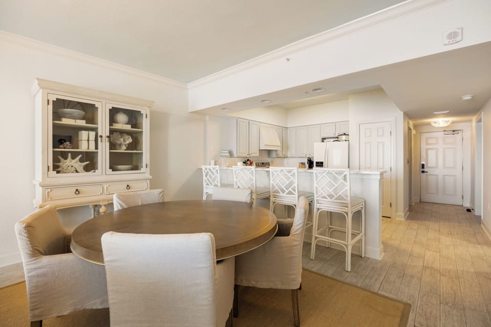 Harbour Pointe Unit 702 by PKRM - Total of 8 seats for dining in.