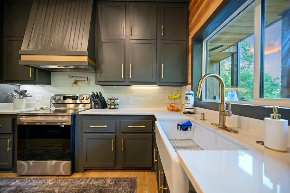 Rustic Point Cabin - Kitchen (2)