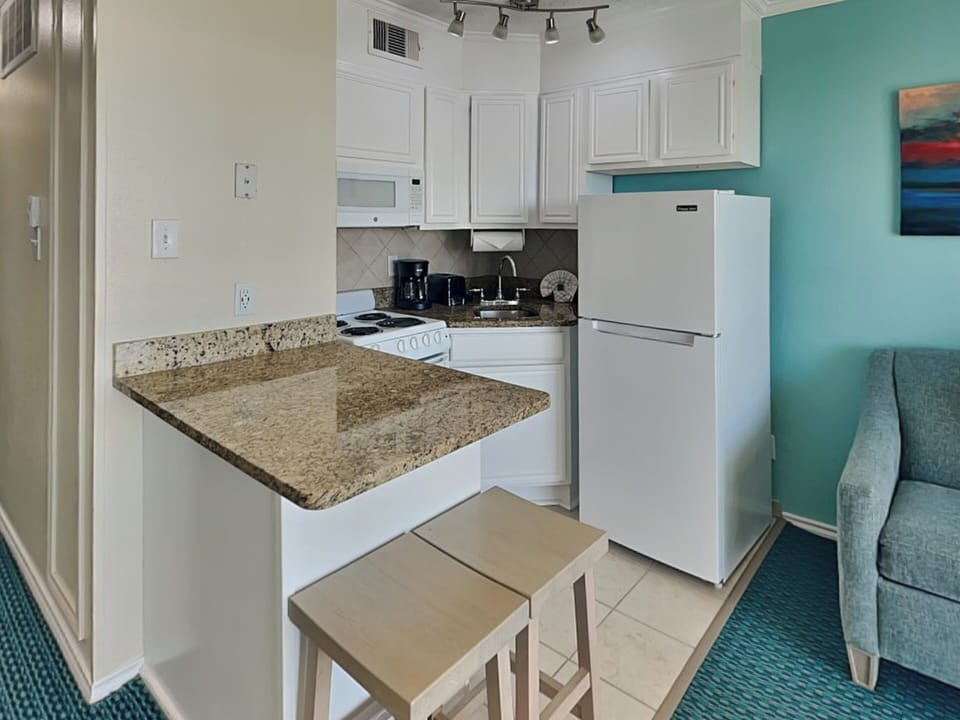 Full Kitchen - Countertop Seating For 2
