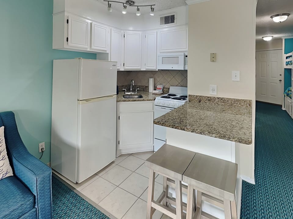 Full Kitchen - Countertop Seating For 2