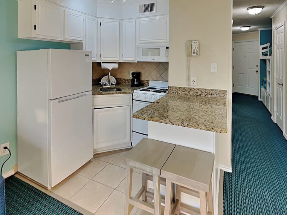 Full Kitchen - Countertop Seating For 2