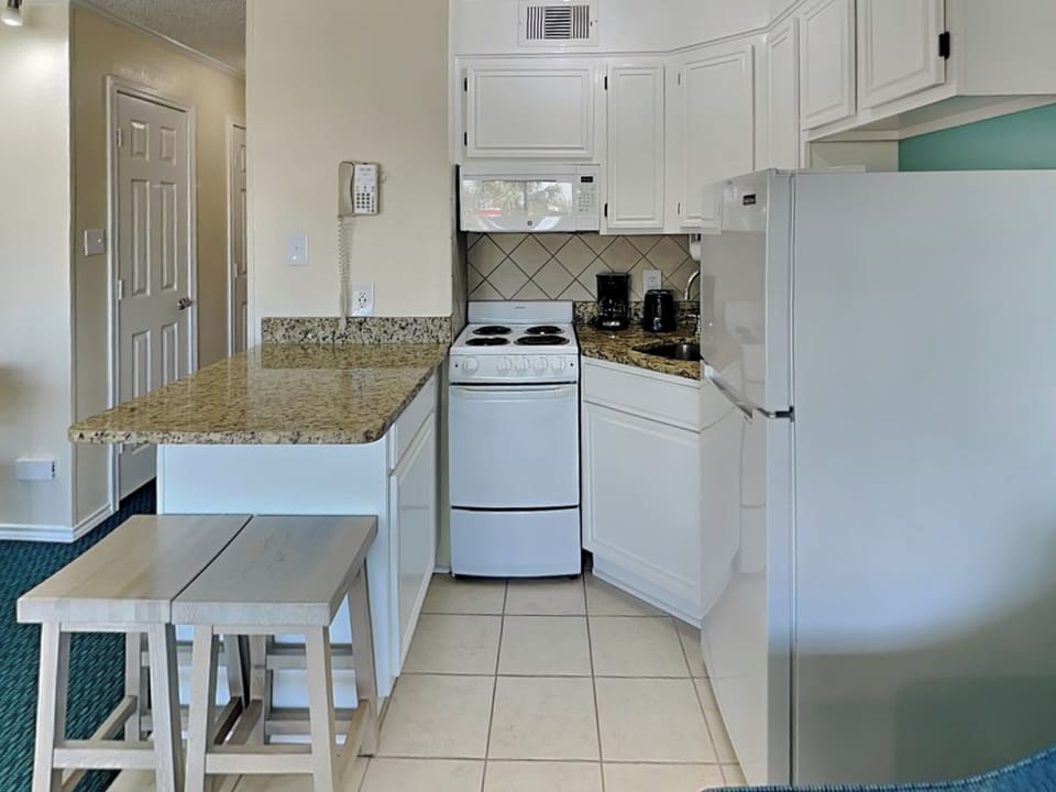 Full Kitchen - Countertop Seating For 2