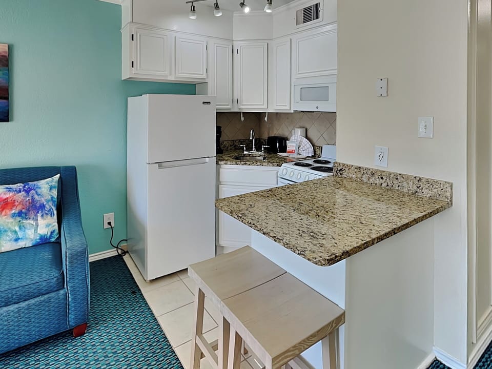 Full Kitchen - Countertop Seating For 2