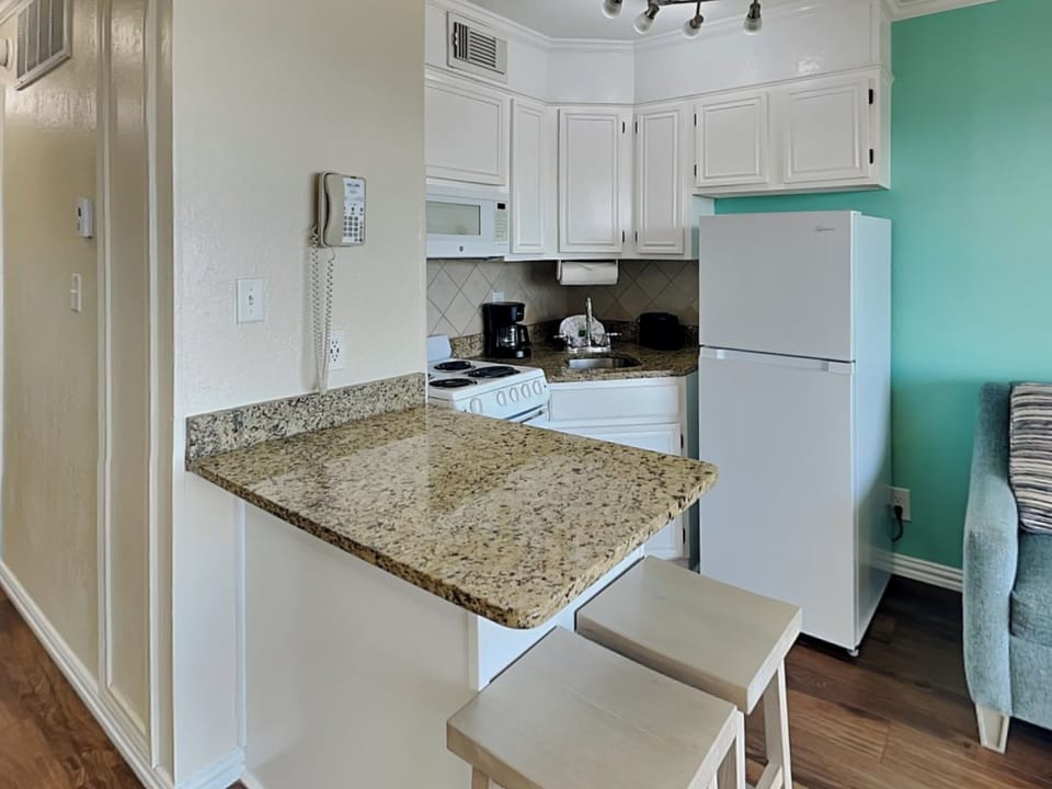 Full Kitchen - Countertop Seating For 2
