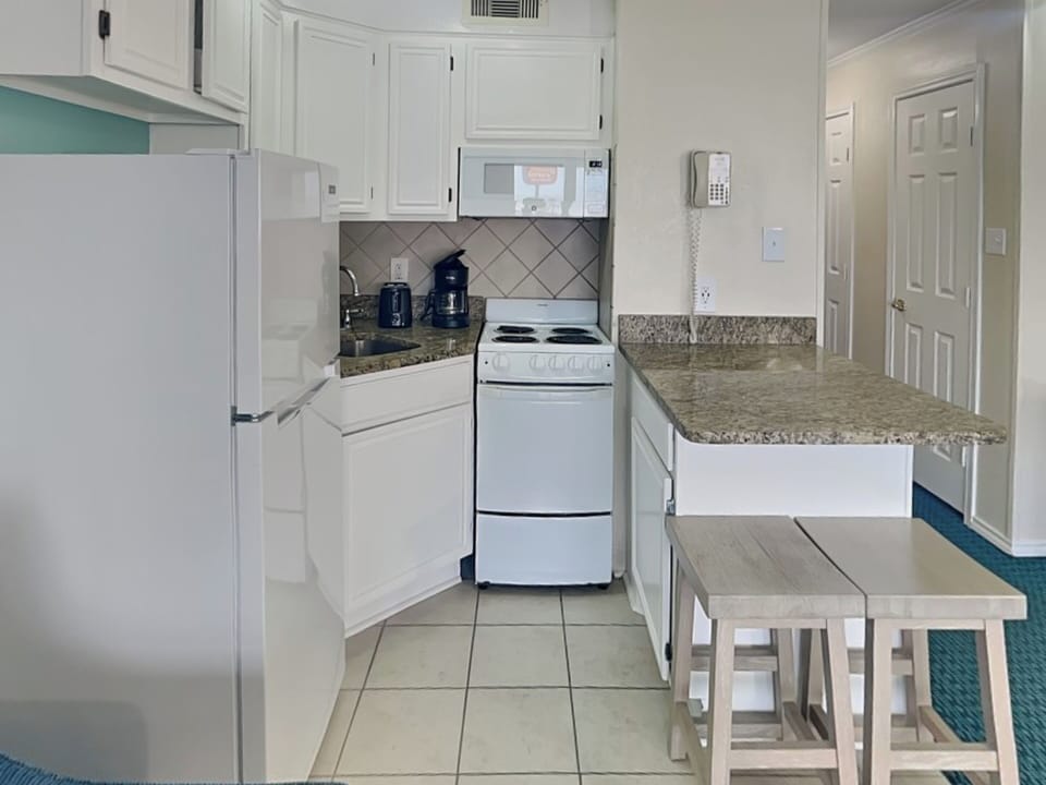 Full Kitchen - Countertop Seating For 2