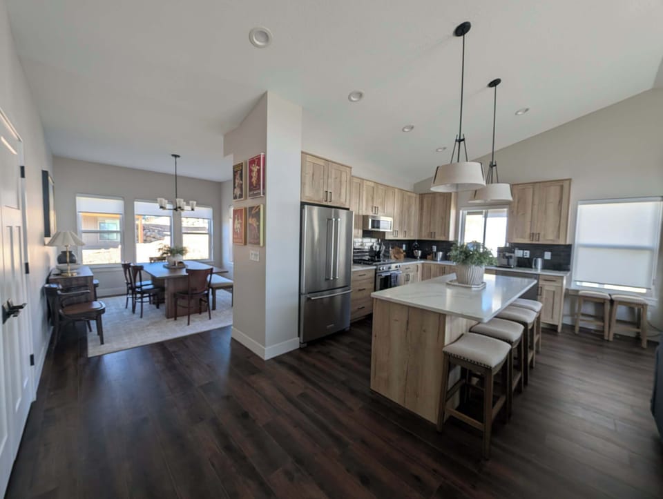 Kitchen & Dining