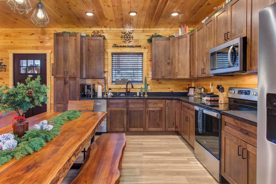 Pine Haven Cabin's kitchen and dining area