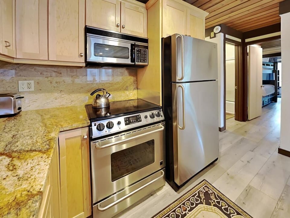 Indoors, Appliance, Refrigerator, Microwave, Oven