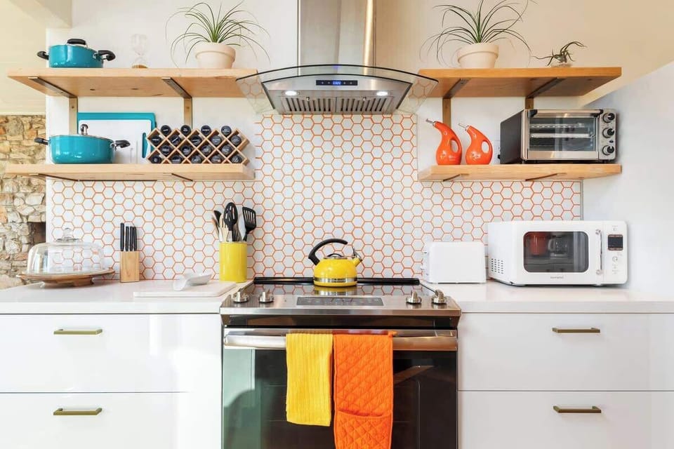 Aurora: kitchen with microwave, toaster oven, toaster, spice rack, oil & vinegar, and more...