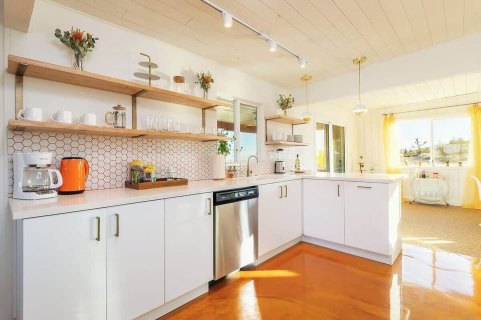 Aurora: kitchen with dishwasher, electric kettle, and coffee & tea station