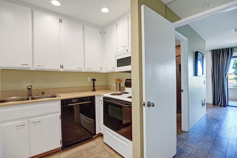 KITCHEN CONTINUED.jpg mls