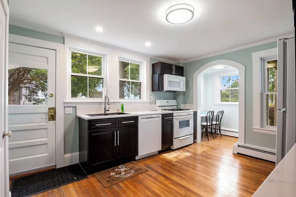 Fully equipped kitchen on the first floor, enjoy the breakfast bar