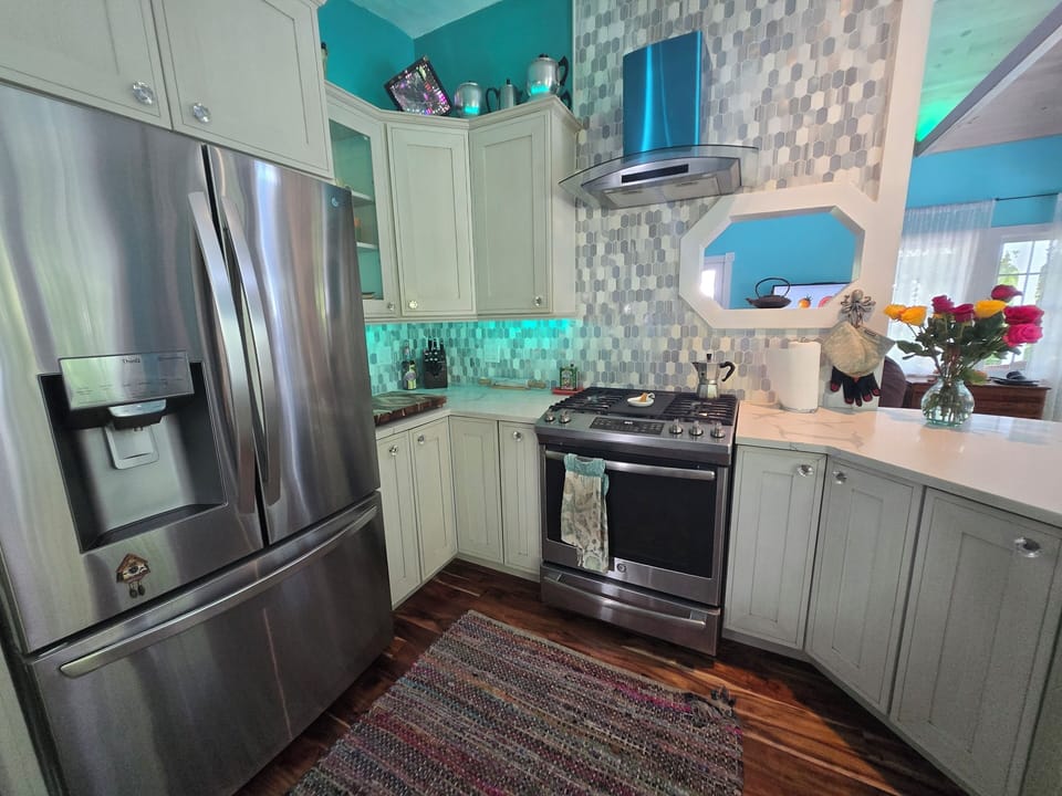 Full-size refrigerator/freezer, oven, cooking & baking essentials, dishwasher.