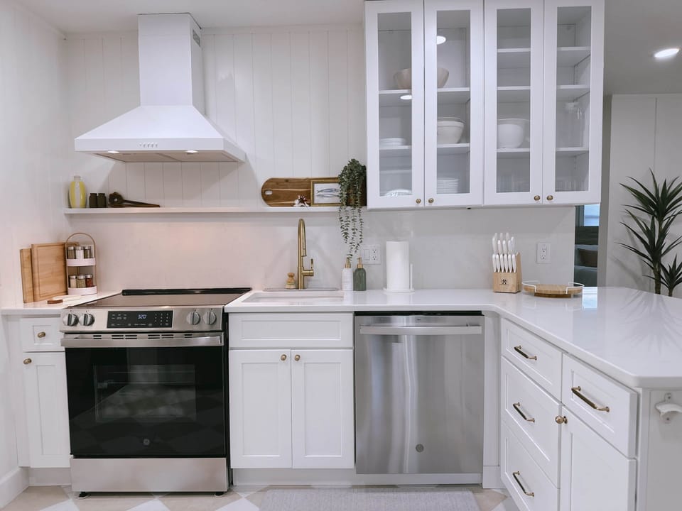 Fully Equipped Kitchen with new high end appliances