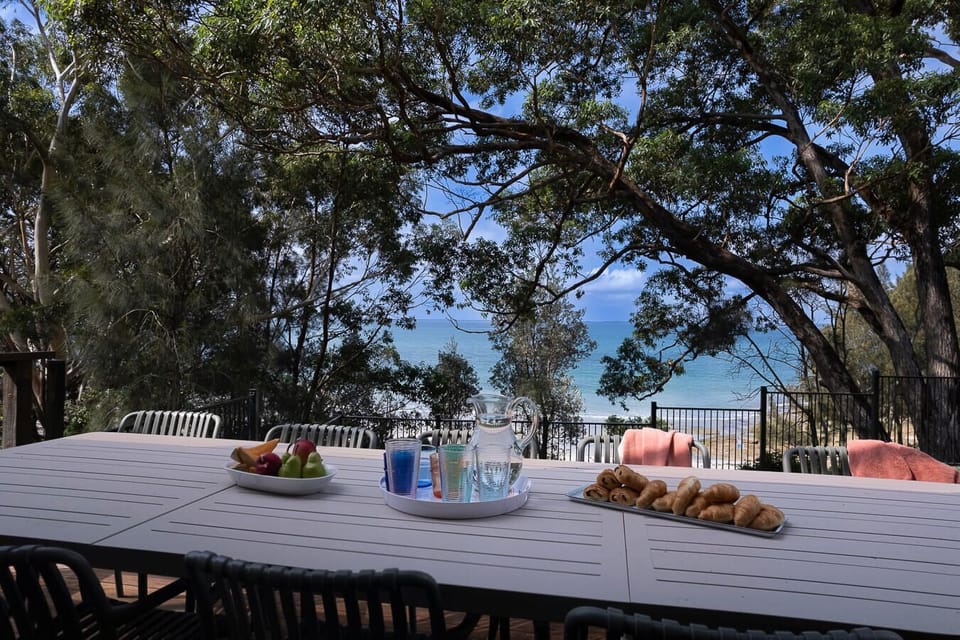Casual dining area on front deck overlooking Collingwood Beach-